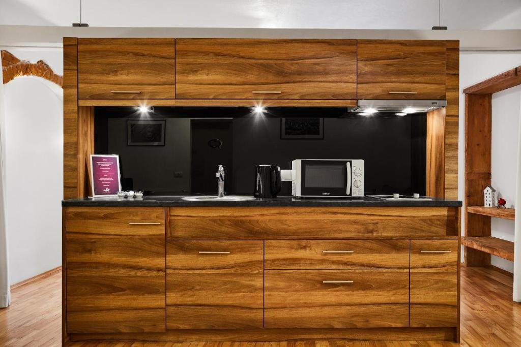 Deluxe One-Bedroom Apartment
