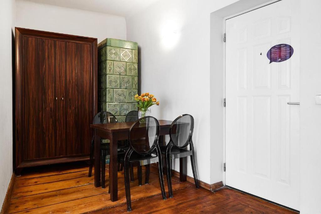 Deluxe One-Bedroom Apartment