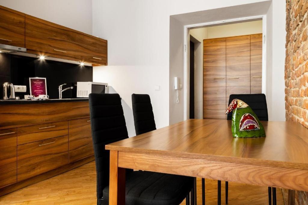 Deluxe One-Bedroom Apartment