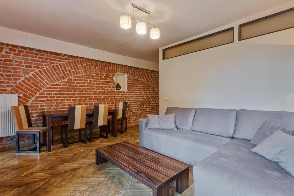 Deluxe One-Bedroom Apartment