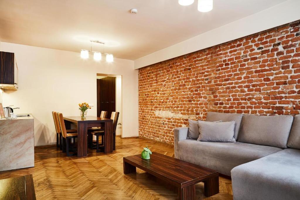 Deluxe One-Bedroom Apartment