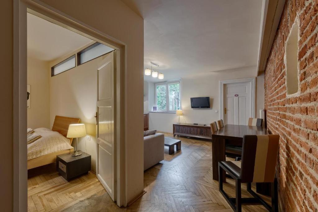 Deluxe One-Bedroom Apartment